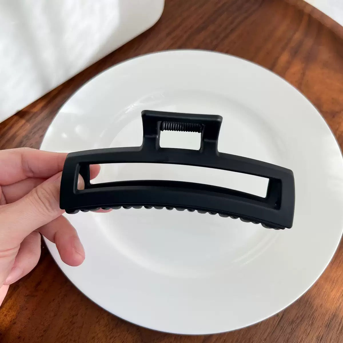 pinza larga delgada en tono negro, codigo JH-11051