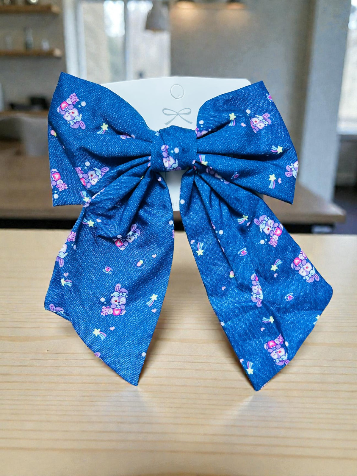 Moño corto azul con decoracion de niña, codigo a229