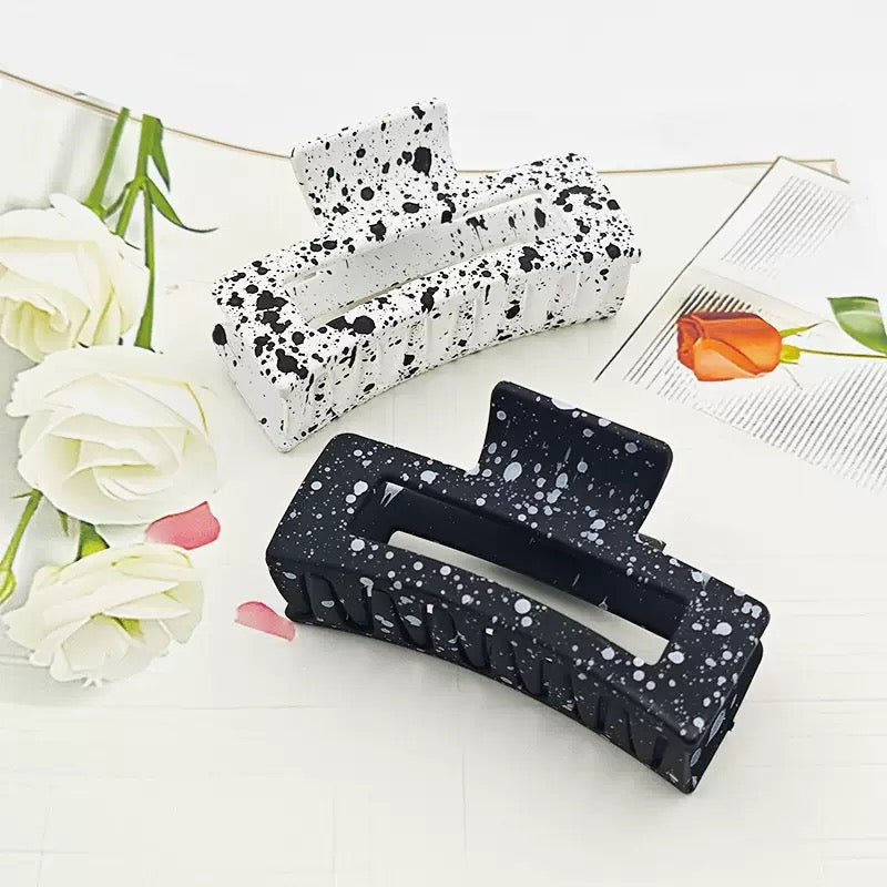 pinza rectangulo banco y negro con manchas, codigo JH-11042