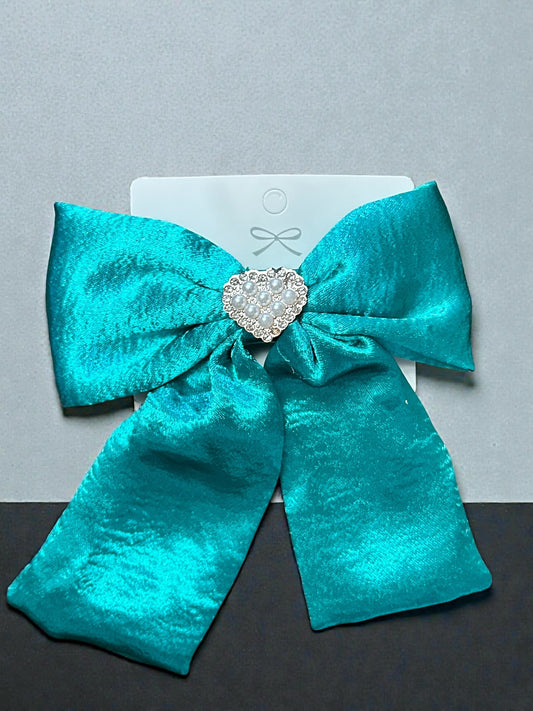 Moño satin con corazon de perlas, codigo a220