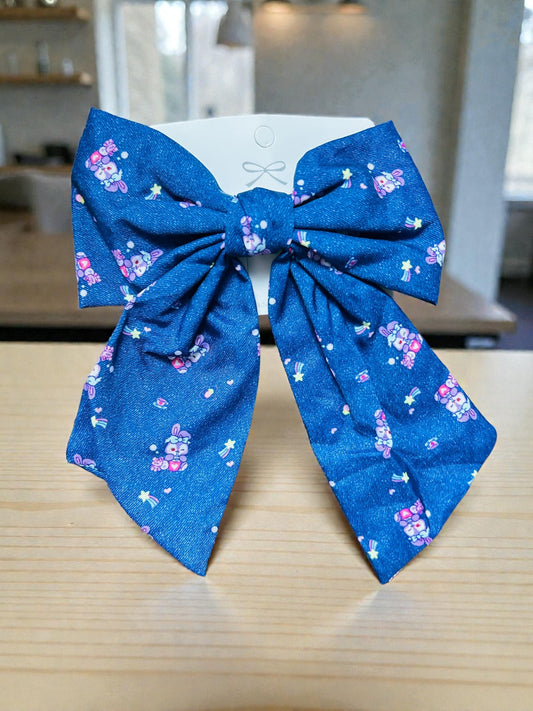 Moño corto azul con decoracion de niña, codigo a809