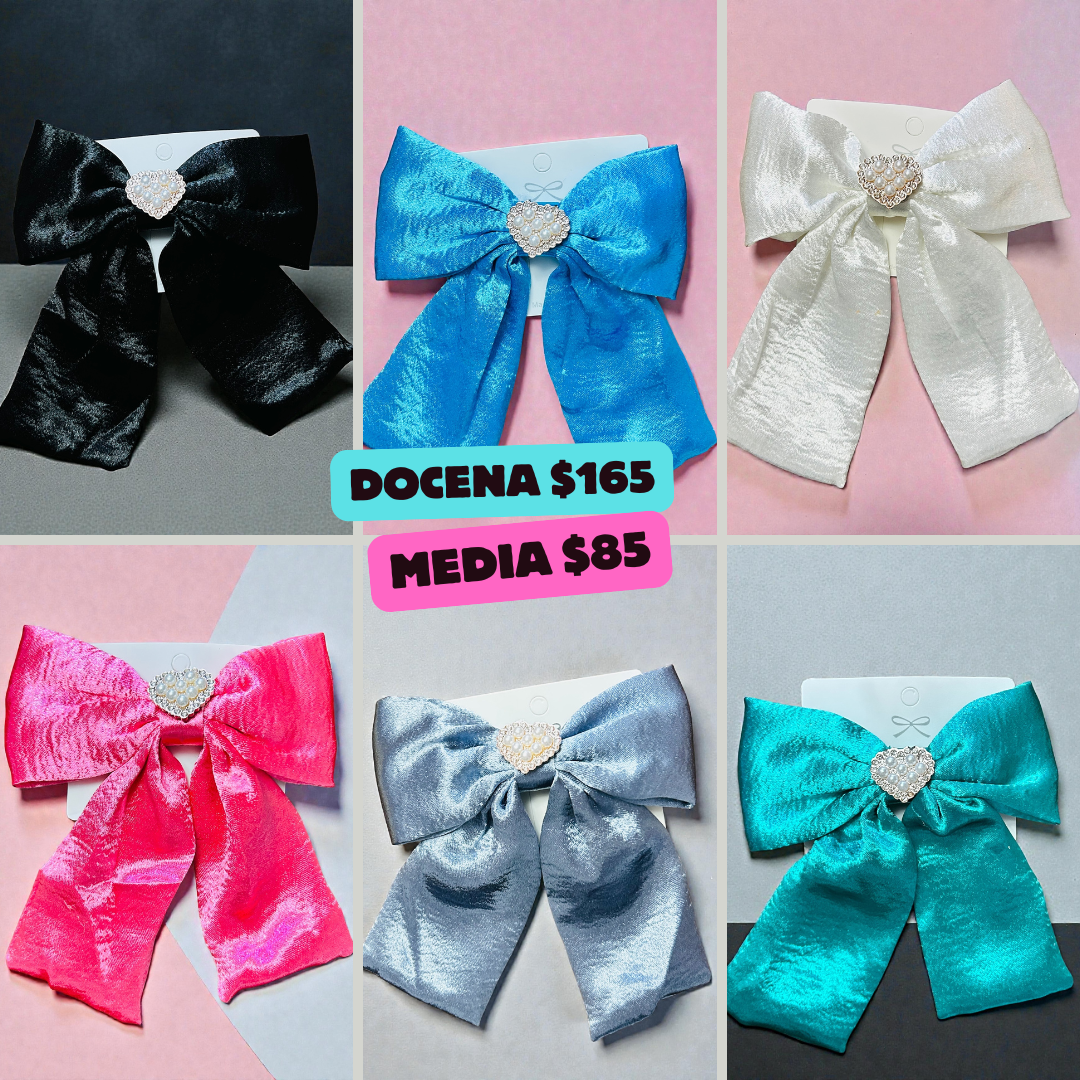 Moño satin con corazon de perlas, codigo a220